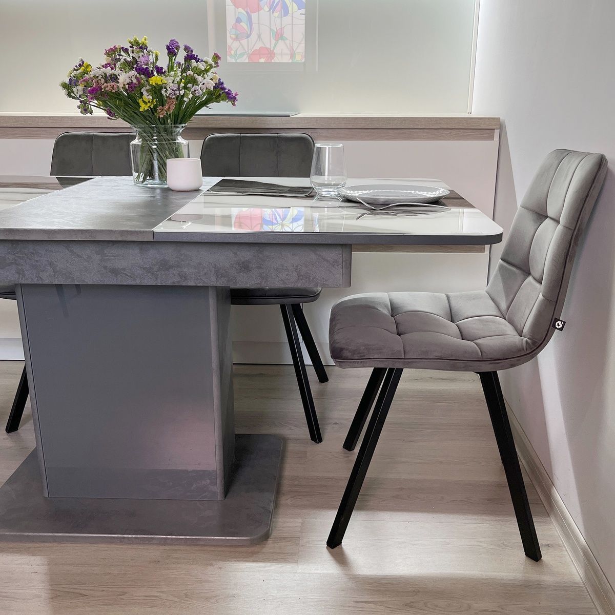 Обідній комплект стіл Бостон Т 1100-1450 х700 Бетон темний + 4 стільця графіт на чорних ніжках