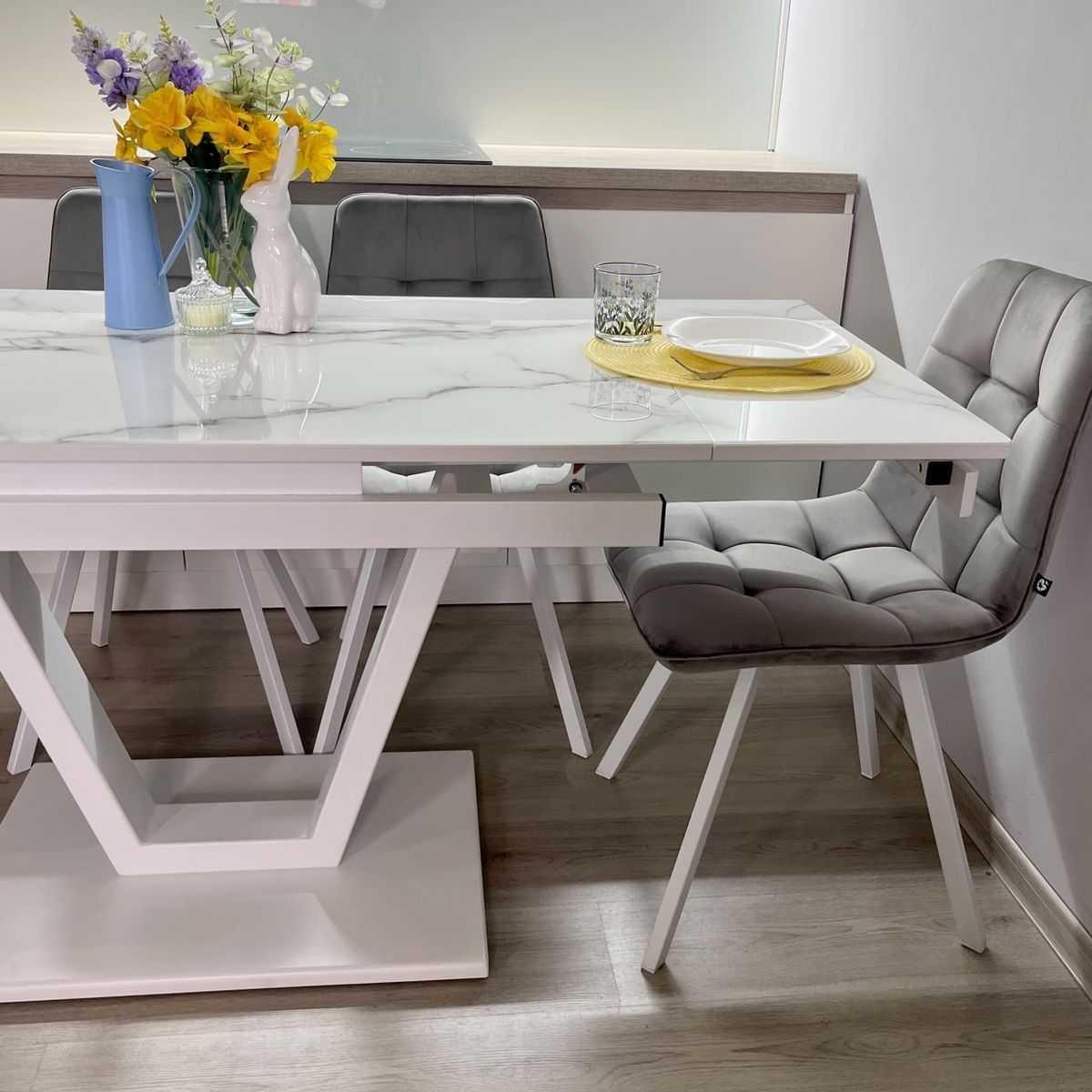 Обідній комплект стіл Maxi V base 1100-1700х700 Білий + 4 стільця сірих на білих ніжках